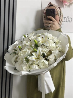 Ivory Lily İsteme Buketi Zirve Boy – Beyaz Lilyumlu Söz & Nişan Buketi