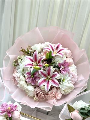 Pembe Lilyum & Şakayık Mega İsteme Buketi – Gösterişli Söz ve Nişan Çiçeği