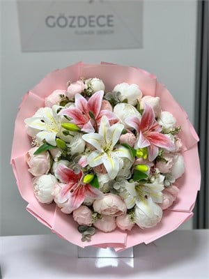 Soft Pembe Krem Tonlu Yapay Çiçek İsteme Buketi | Islak Lilyumlu