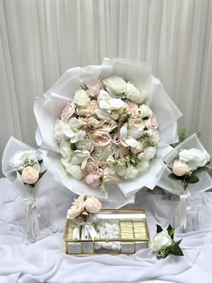 Somon Krem Soft İsteme Seti – 80 Madlen Çikolatalı Cam Kutu & 2 Anne Çiçeği