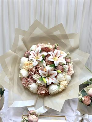 Toprak Tonlu Lilyumlu Mega İsteme Buketi – Gösterişli Söz ve Nişan Çiçeği