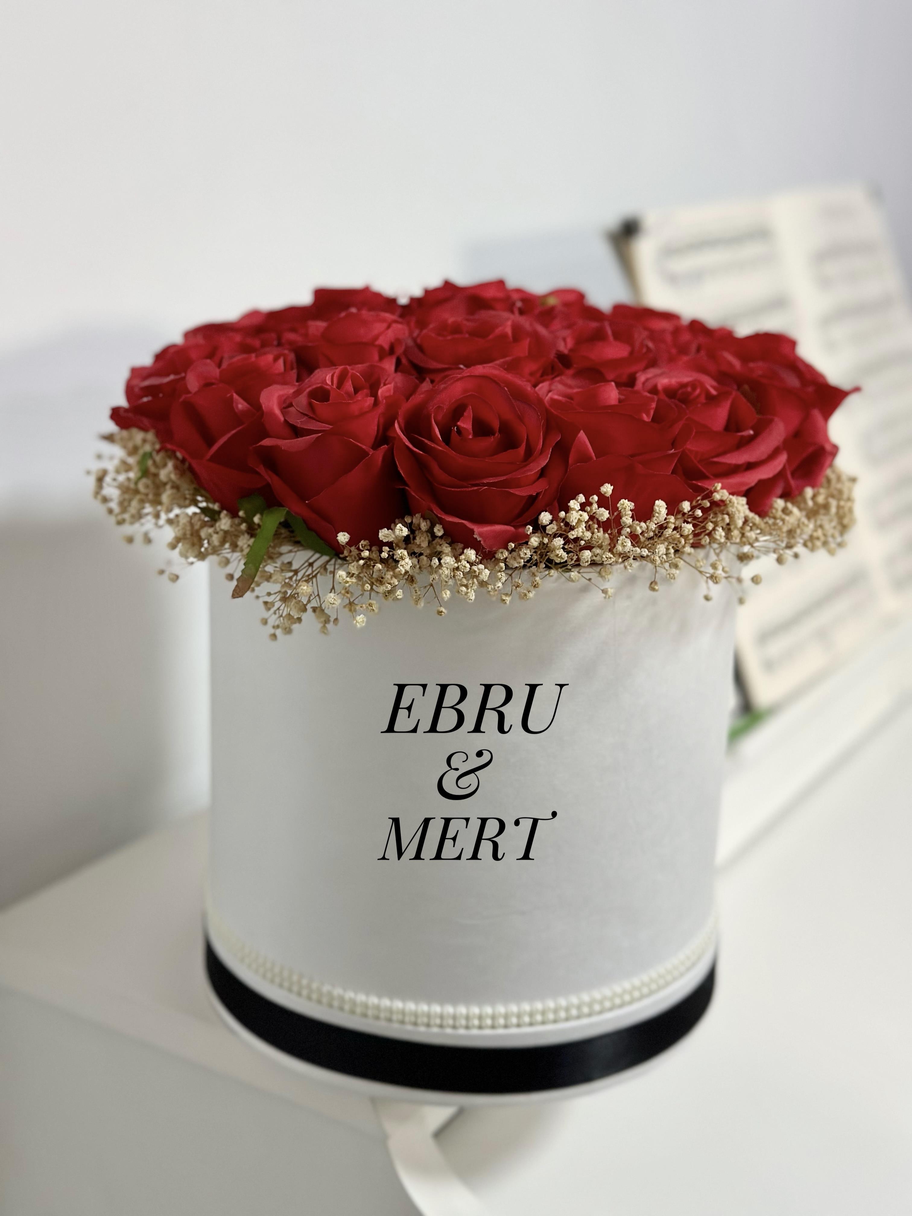 Cipsolu Kırmızı Gül İsimli Kutu Kız İsteme Çiçeği Hediyelik Beyaz Kutu