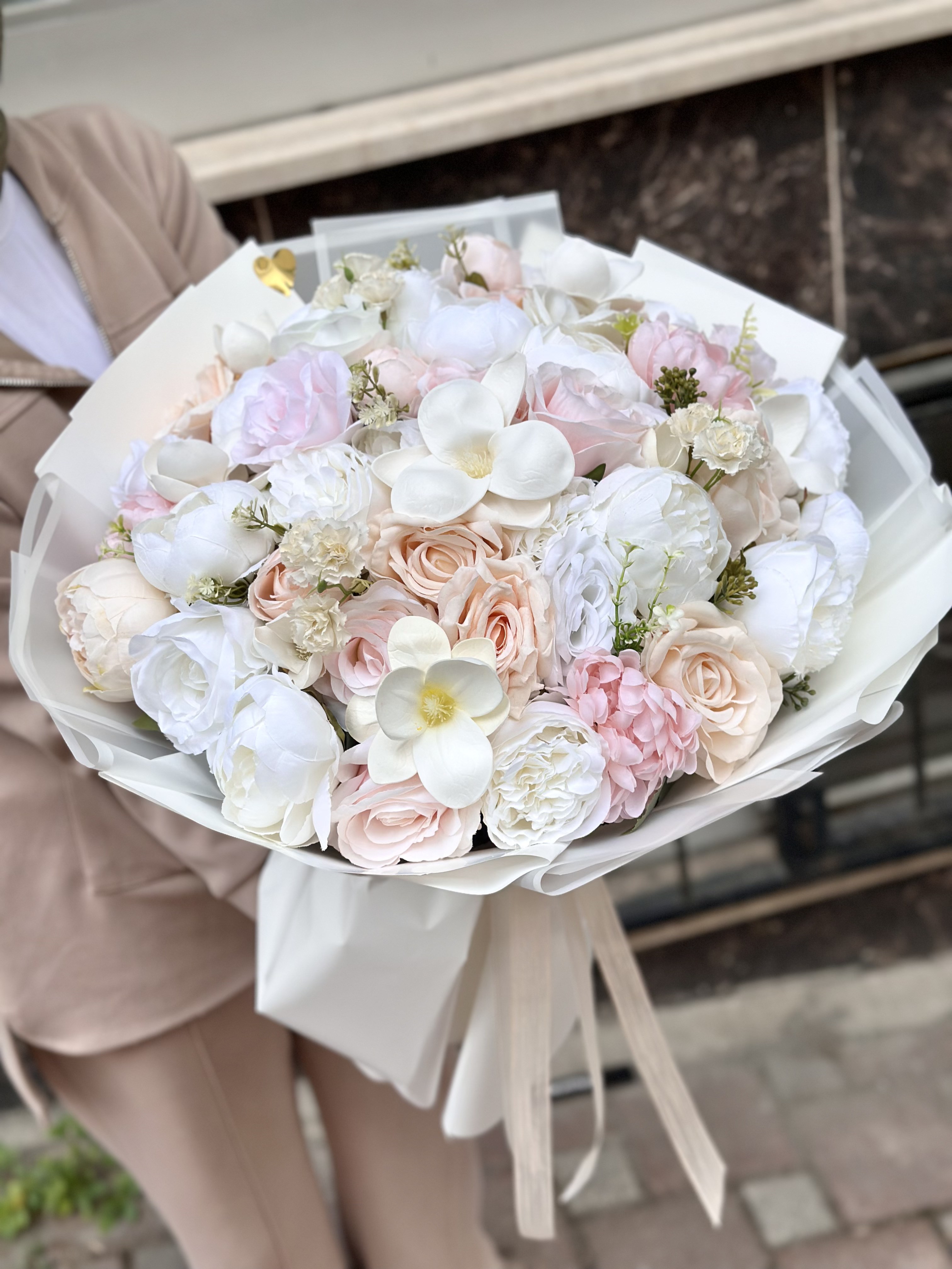 Milky Bloom Yapay Çiçek Buketi | Islak Manolya, Gül ve Şakayık Detaylı