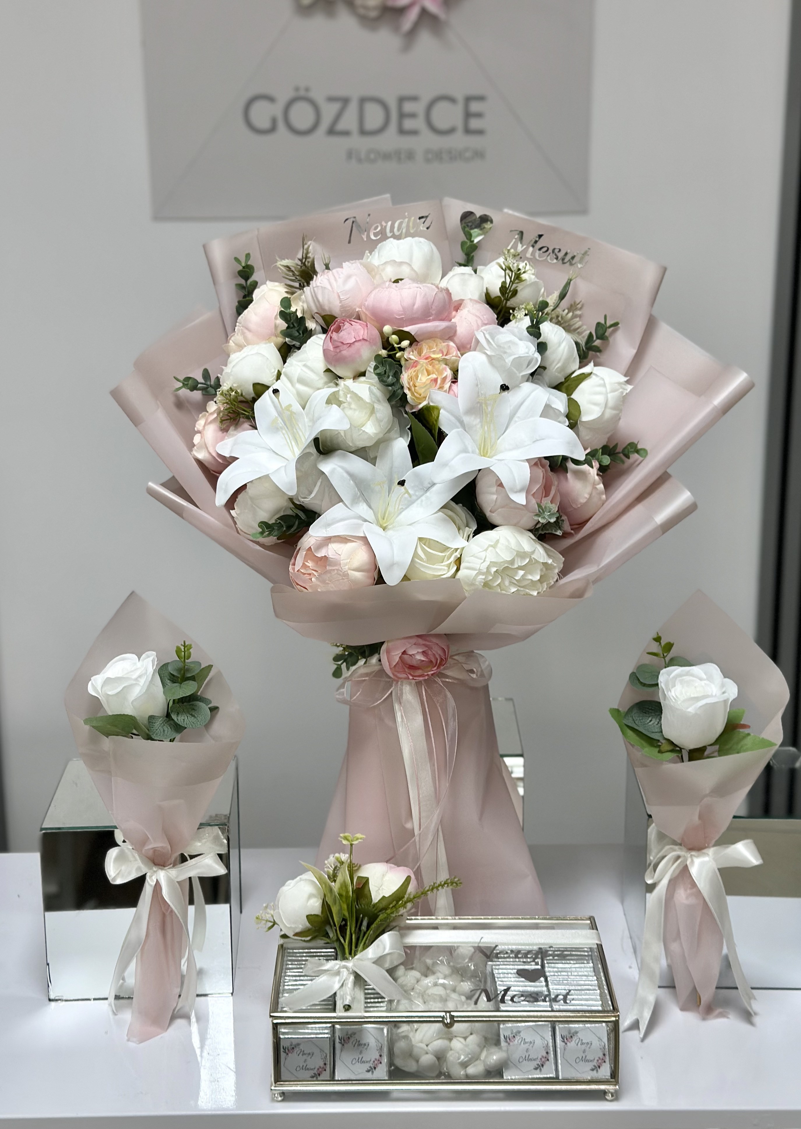 Pudra Pembe Krem Tonlu Yapay Çiçek İsteme Seti | 80 Madlen + 2 Anne Çiçekli