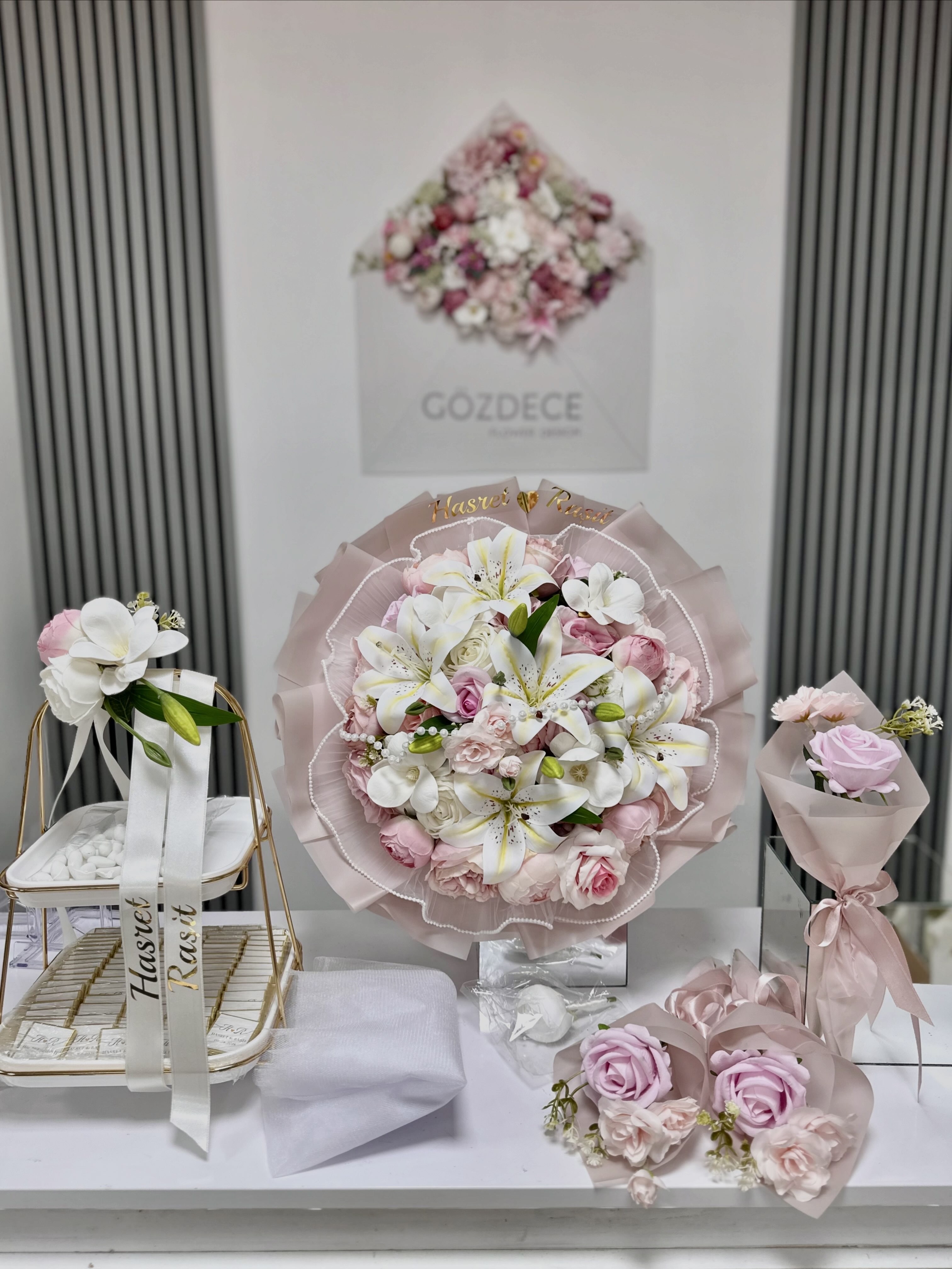 Pudra Pembe Tonlu Islak Lilyum, Şakayık ve Gül Yapay Çiçek İsteme Seti