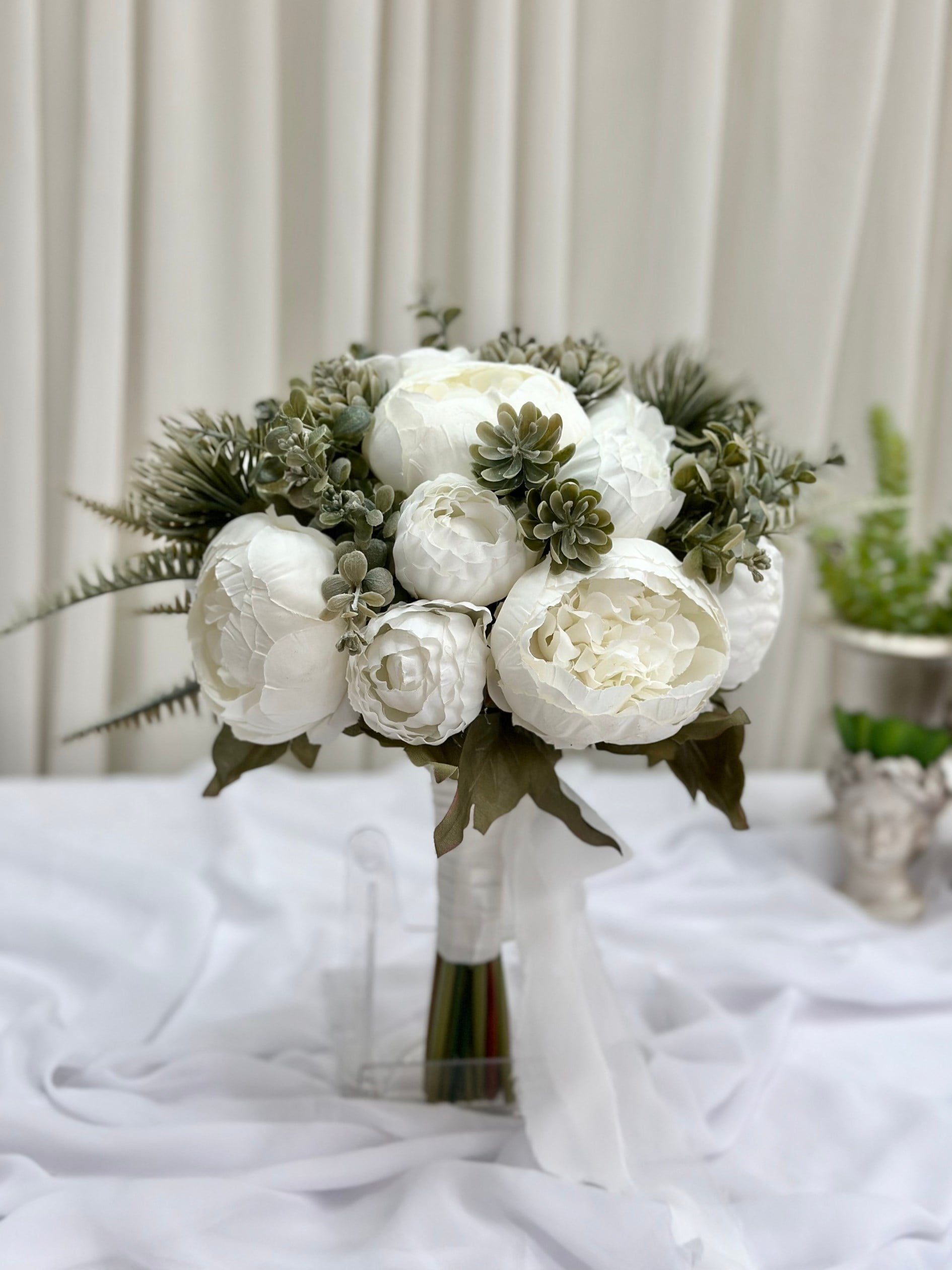 Wild Peony Beyaz Şakayık Gelin Buketi | Doğal Yeşillik Detaylı Tasarım