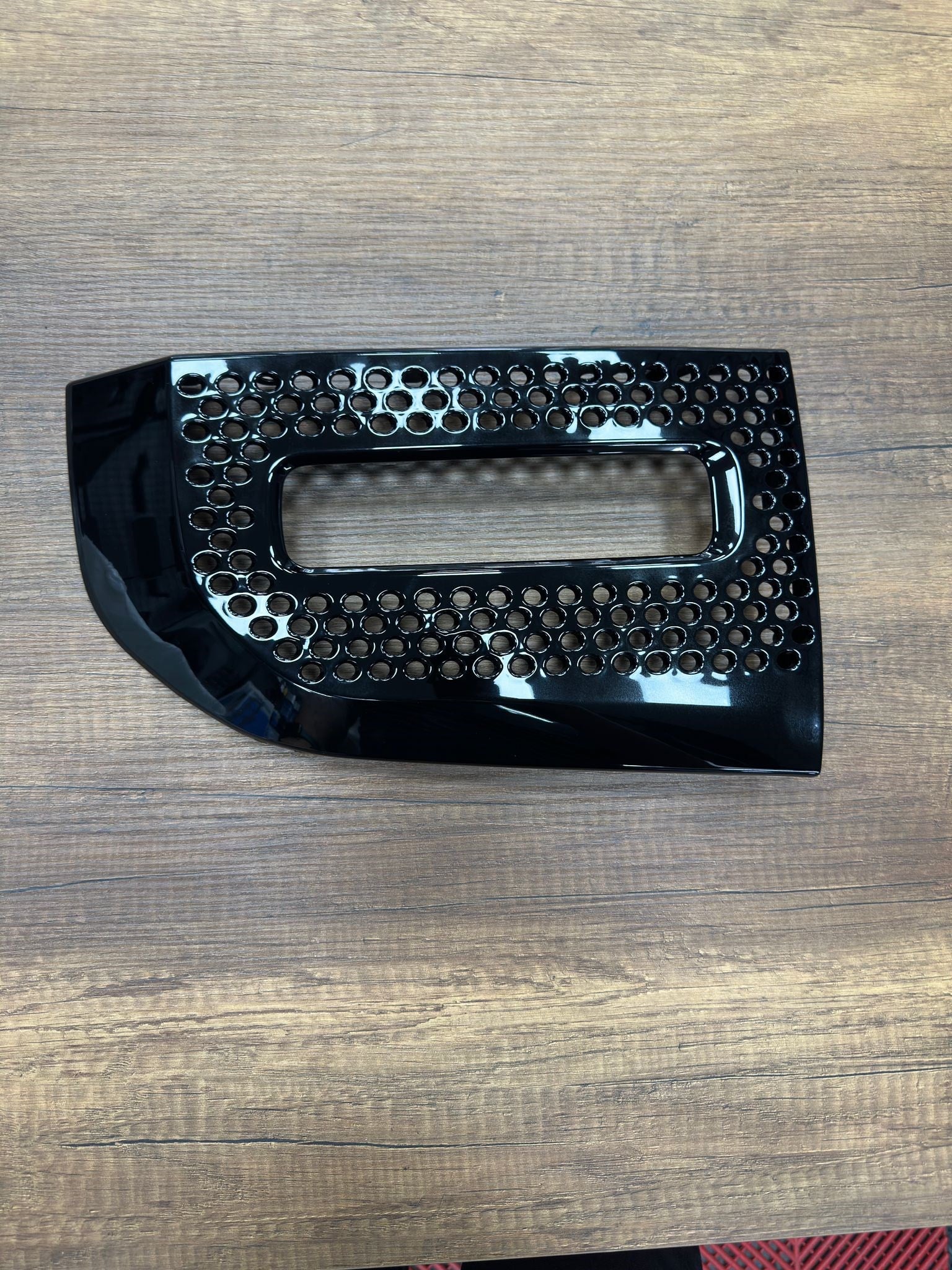 SİS LAMBA ÇERÇEVESİ PİYANO BLACK ÖN SAĞ NEW DEFENDER LR129431