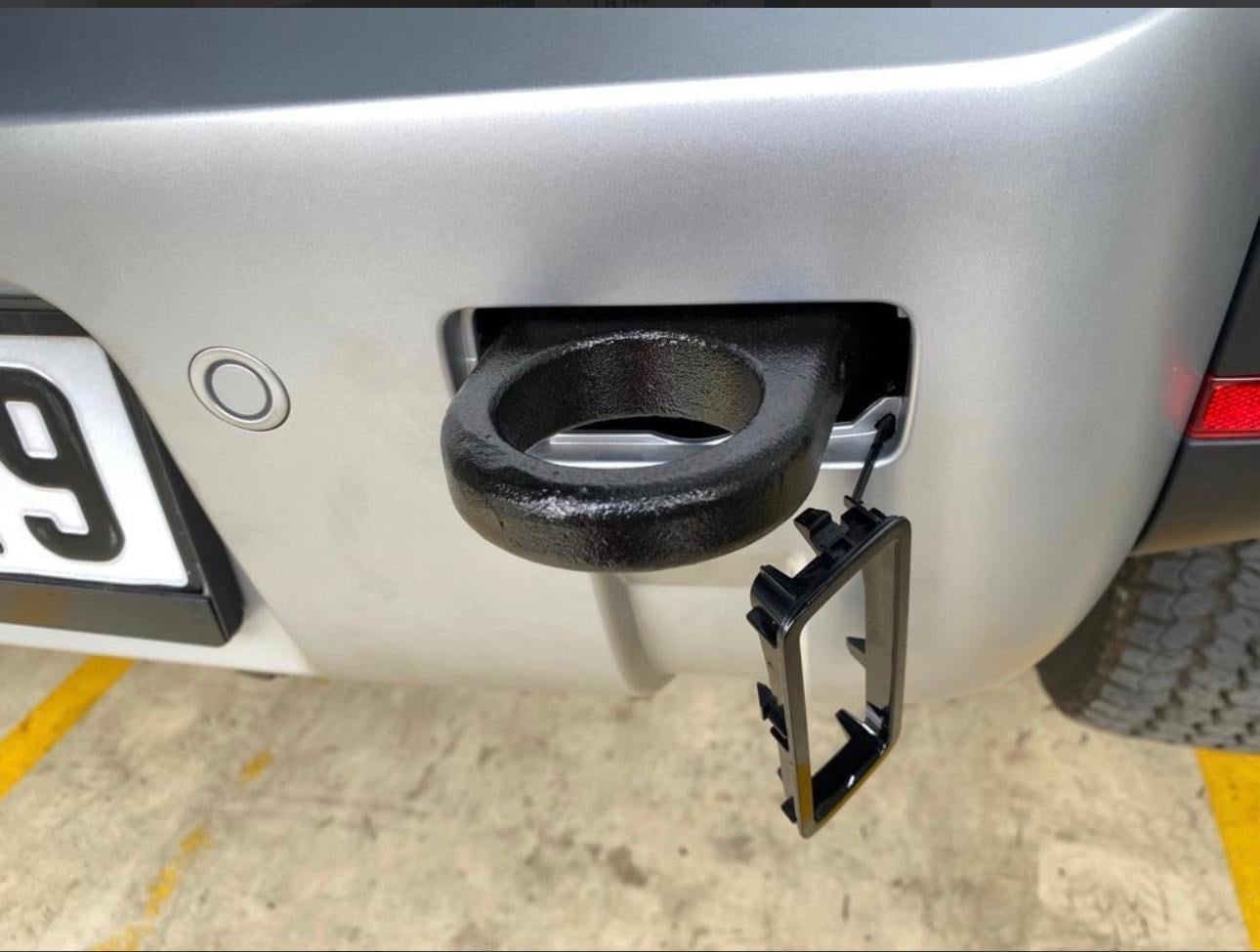 ARKA TAMPON ÇEKİ DEMİR KAPAĞI SAĞ PARLAK SİYAH NEW DEFENDER LR149775