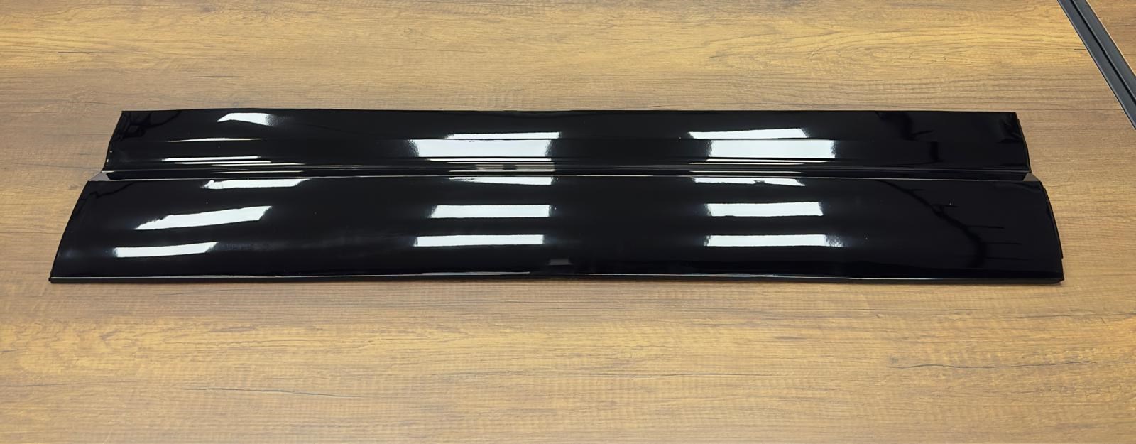 ÖN KAPI ÜSTÜ KAPLAMA SAĞ PİYANO BLACK NEW DEFENDER 110 - LR146205 - LR146714 - LR160380 - LR160382 - LR170777 - LR176022