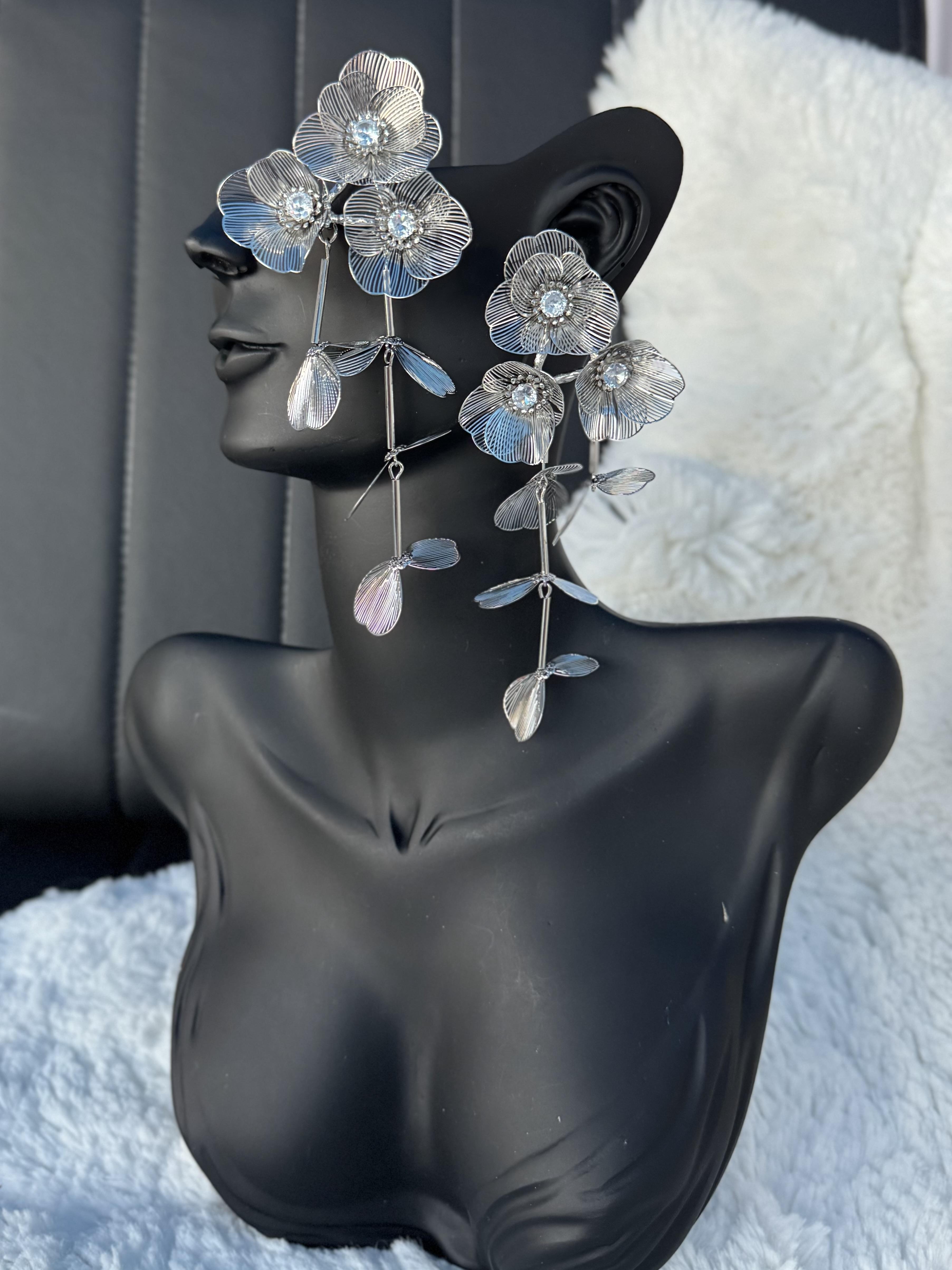 Divine Blossom Tasarım Çiçekli Salllantılı Küpe