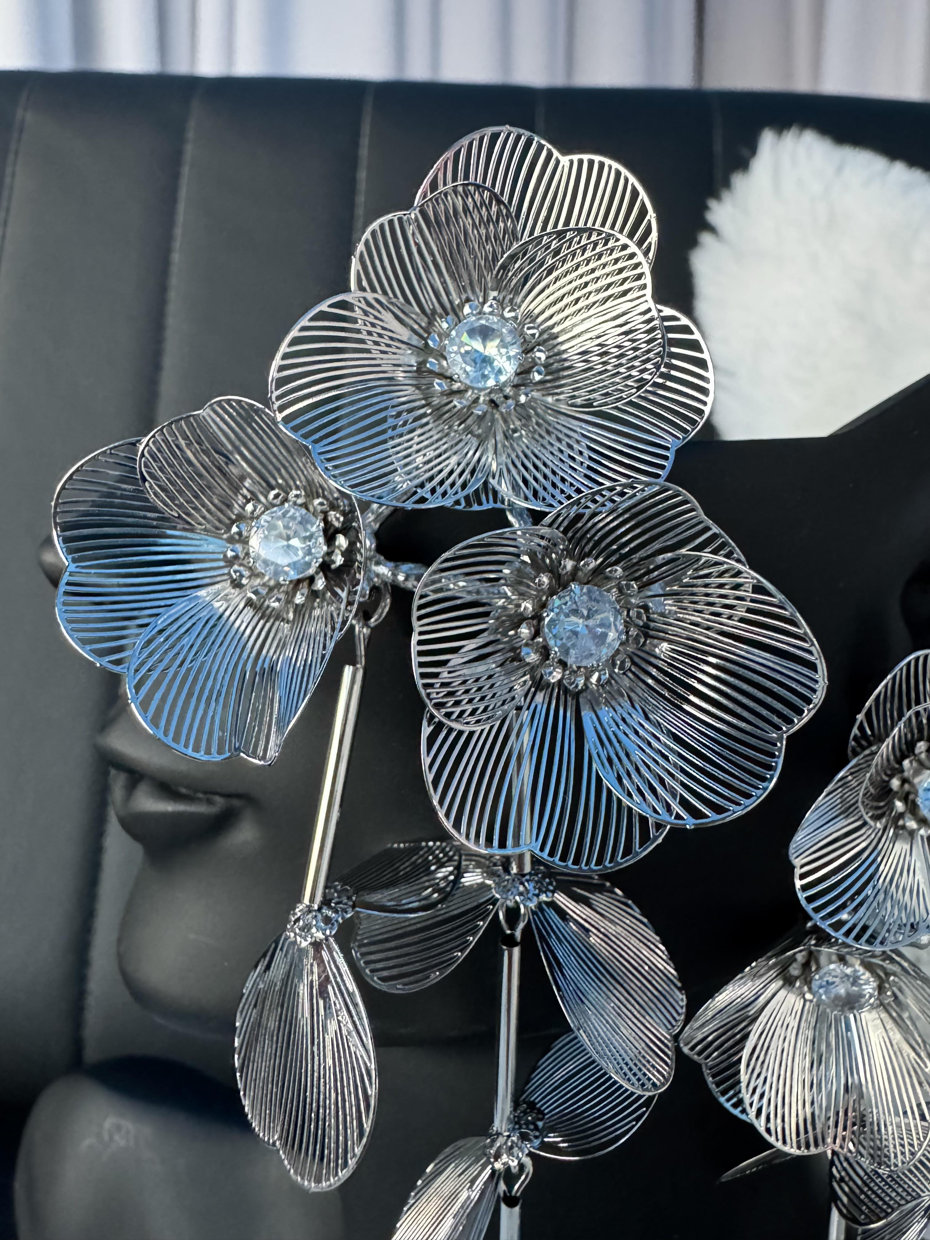 Divine Blossom Tasarım Çiçekli Salllantılı Küpe