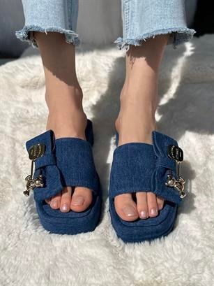 Aksesuar Detaylı Teddy Terlik