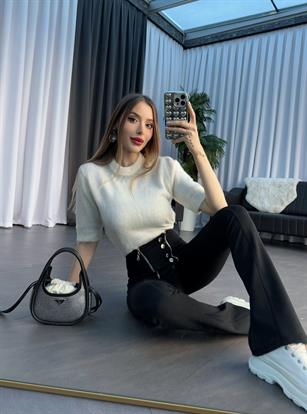 Kırçıllı Dokuda Aksesuar Detaylı Bluz