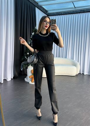 Kırçıllı Dokuda Aksesuar Detaylı Bluz