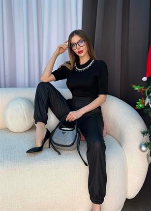 Kırçıllı Dokuda Aksesuar Detaylı Bluz