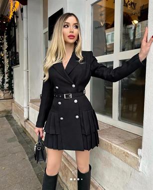Pileli Blazer Ceket Tasarımında Gümüş Düğme Detaylı Kemerli Vatkalı Elbise