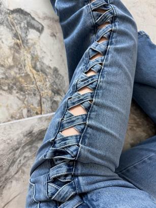 Yüksek Bel Yanları Çapraz Şerit Detaylı Charm Jean