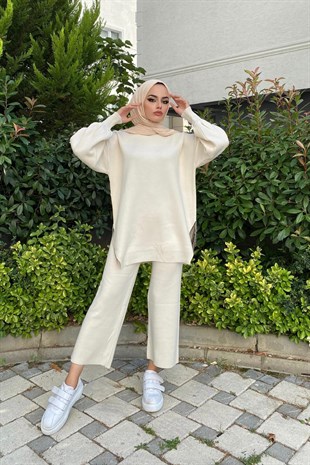 Altı Püsküllü Triko Takım Ekru