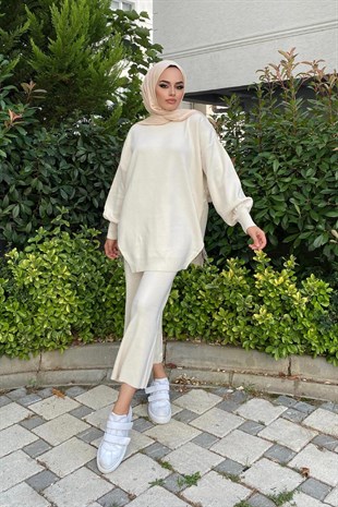 Altı Püsküllü Triko Takım Ekru