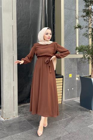 Beli Lastikli Omzu Dökümlü Elbise Kahverengi