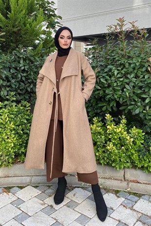 Bronş Detaylı Yandan Bağlamalı Kaşe Kaban Sütlü