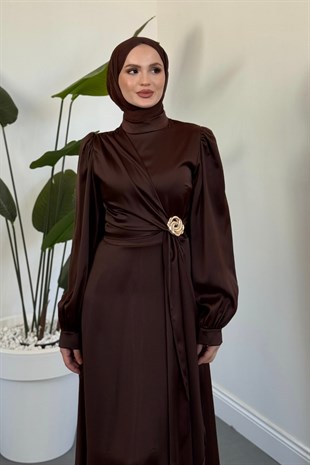 Crimson Rose Yandan Tokalı Saten Abiye Koyu Kahverengi