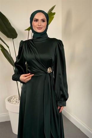 Crimson Rose Yandan Tokalı Saten Abiye Zümrüt