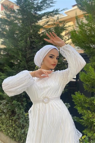 Dalgalı Süet İşlemeli Kemerli Abiye Beyaz