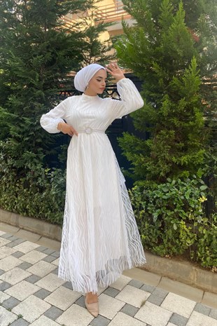 Dalgalı Süet İşlemeli Kemerli Abiye Beyaz