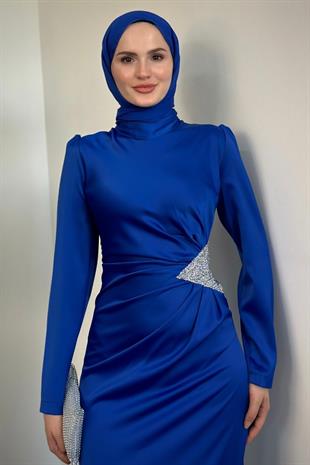 Dianora Yanı Üçgen Taşlı Saten Abiye Sax