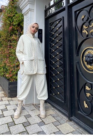 Kapitoneli Önden Cepli Pantolonlu Takım Ekru