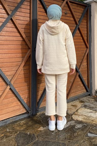 Kapitoneli Önden Çıtçıtlı Pantolonlu Takım Ekru