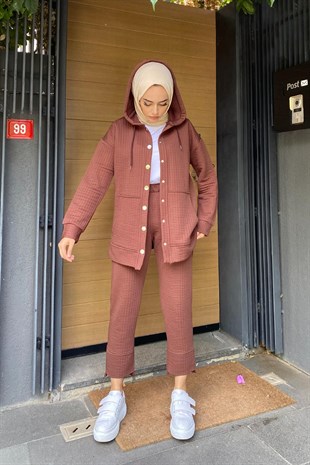 Kapitoneli Önden Çıtçıtlı Pantolonlu Takım Kahverengi