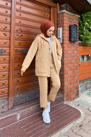 Kapitoneli Önden Çıtçıtlı Pantolonlu Takım Sütlü Kahve