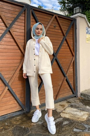 Kapitoneli Önden Çıtçıtlı Pantolonlu Takım Ekru