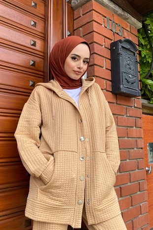 Kapitoneli Önden Çıtçıtlı Pantolonlu Takım Sütlü Kahve