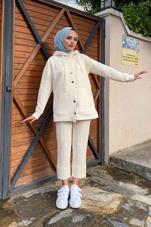 Kapitoneli Önden Çıtçıtlı Pantolonlu Takım Ekru