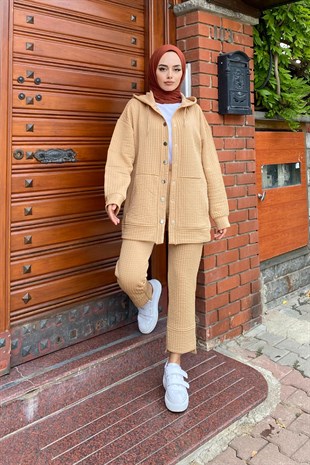 Kapitoneli Önden Çıtçıtlı Pantolonlu Takım Sütlü Kahve