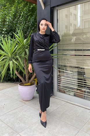 Kemeri ve Kolu Taşlı Saten Abiye Siyah