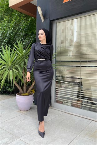 Kemeri ve Kolu Taşlı Saten Abiye Siyah
