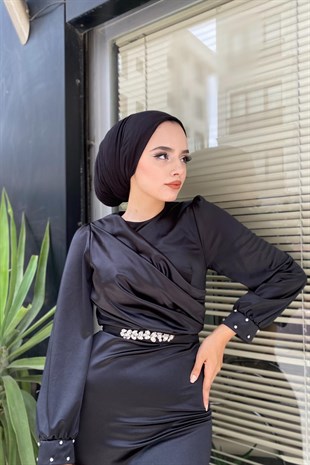 Kemeri ve Kolu Taşlı Saten Abiye Siyah