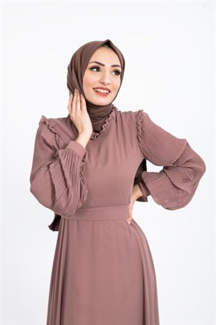 Kolları Pileli Kuşaklı Şifon Elbise Kahverengi