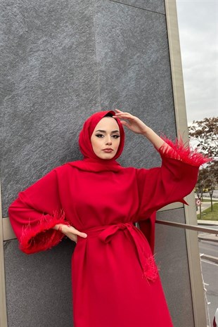 Kolları Tüylü Kuşaklı Elbise Kırmızı