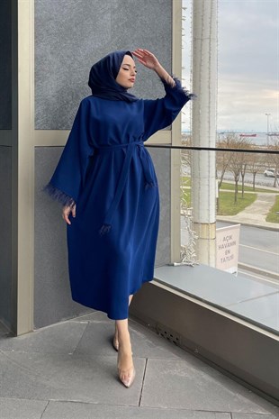 Kolları Tüylü Kuşaklı Elbise Saks
