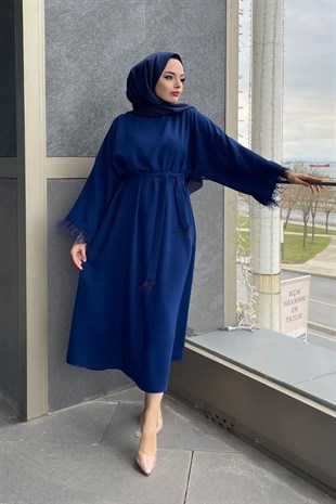 Kolları Tüylü Kuşaklı Elbise Saks