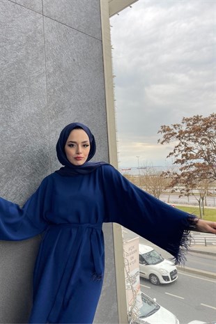 Kolları Tüylü Kuşaklı Elbise Saks