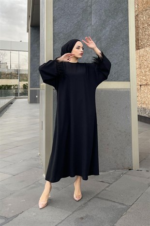 Kolları Tüylü Kuşaklı Elbise Siyah