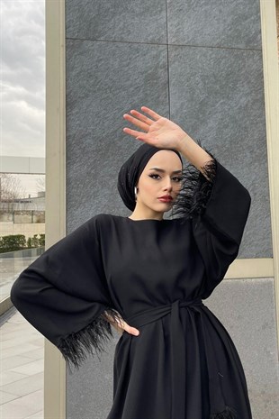 Kolları Tüylü Kuşaklı Elbise Siyah