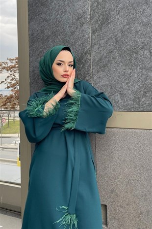 Kolları Tüylü Kuşaklı Elbise Zümrüt