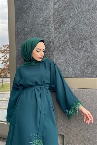 Kolları Tüylü Kuşaklı Elbise Zümrüt